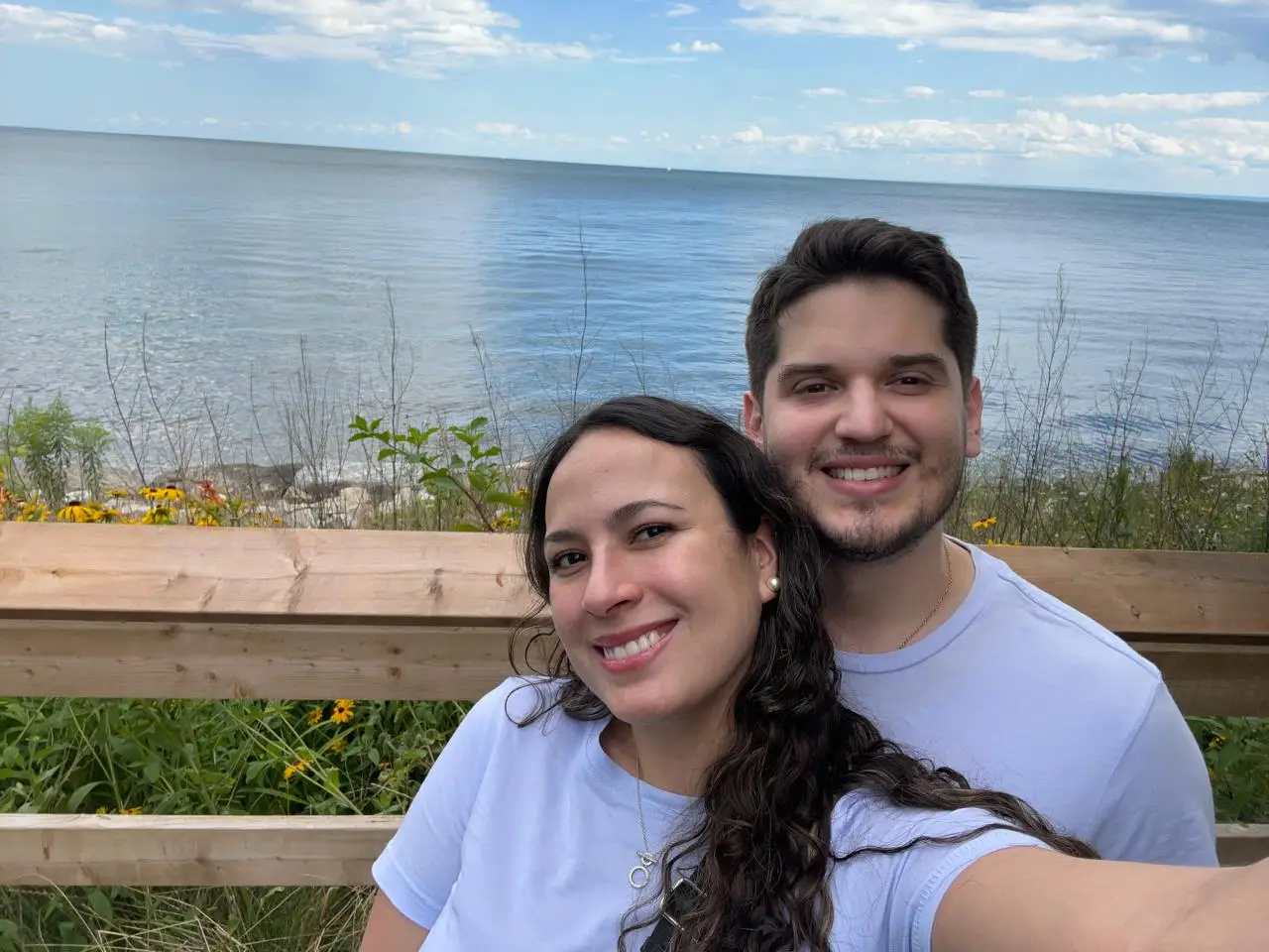 Felipe y Lindsay junto al lago